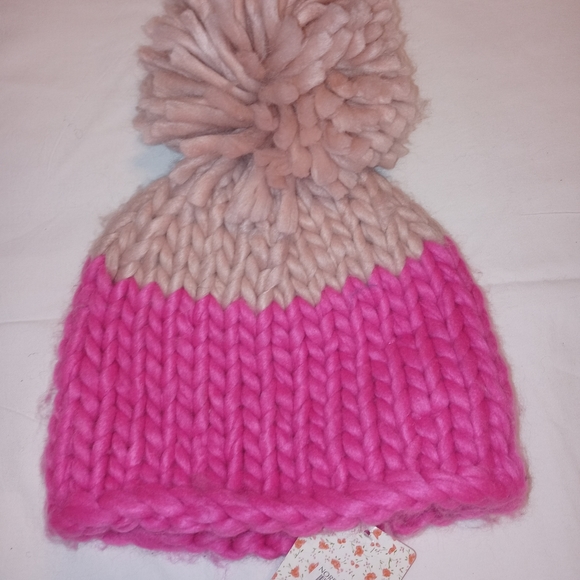 Nwt. FREE PEOPLE blush/neon beanie/winter hat with pom pom. OS